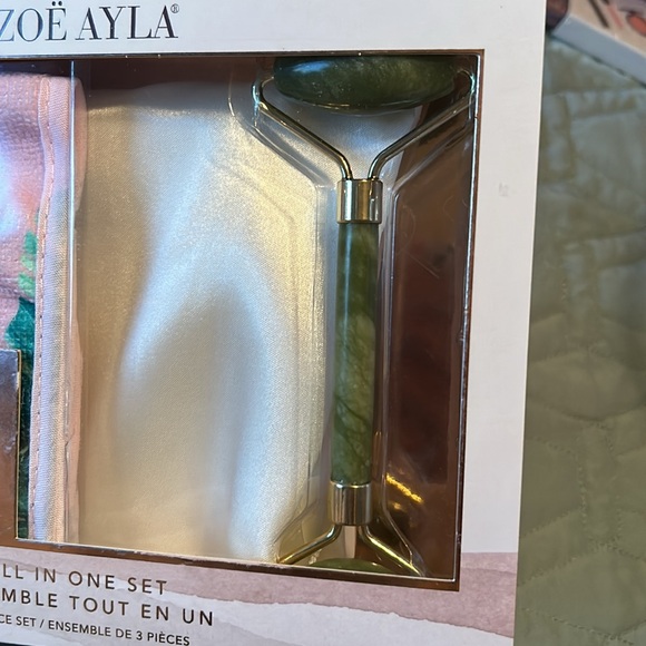 NWT, Zoë Ayla,Satin Pillowcase, Headband, Jade Roller Set, Never Opened 🥰🌹❤️ - Picture 2 of 7
